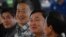Mantan Perdana Menteri Thailand Thaksin Shinawatra (tengah) tampak didampingi oleh Perdana Menteri Thailand saat ini, Srettha Thavisin (belakang), saat acara makan malam di Chiang Mai, 15 Maret 2024. (Foto: Lillian Suwanrumpha/AFP)