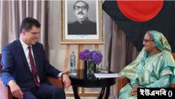 ইউরোপিয়ান কমিশনার ফর ক্রাইসিস ম্যানেজমেন্ট জেনেজ লেনারসিকের সাথে বাংলাদেশের প্রধানমন্ত্রী শেখ হাসিনা। ২৬ অক্টোবর, ২০২৩।