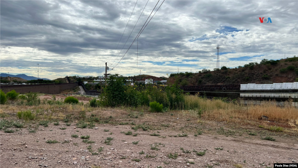 Las fotos son en la frontera de Nogales, Arizona, mientras que el Departamento de Seguridad Nacional (DHS) realizaba un recorrido por la frontera para dar a conocer las operaciones y el cambio desde la orden ejecutiva.&nbsp;
