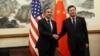 중국을 방문한 토니 블링컨 미국 국무부 장관이 18일 베이징 댜오위타이 국빈관에서 친강 중국 외교부장을 만나 회담에 앞서 악수하고 있다. 