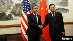 중국을 방문한 토니 블링컨 미국 국무부 장관이 18일 베이징 댜오위타이 국빈관에서 친강 중국 외교부장을 만나 회담에 앞서 악수하고 있다. 