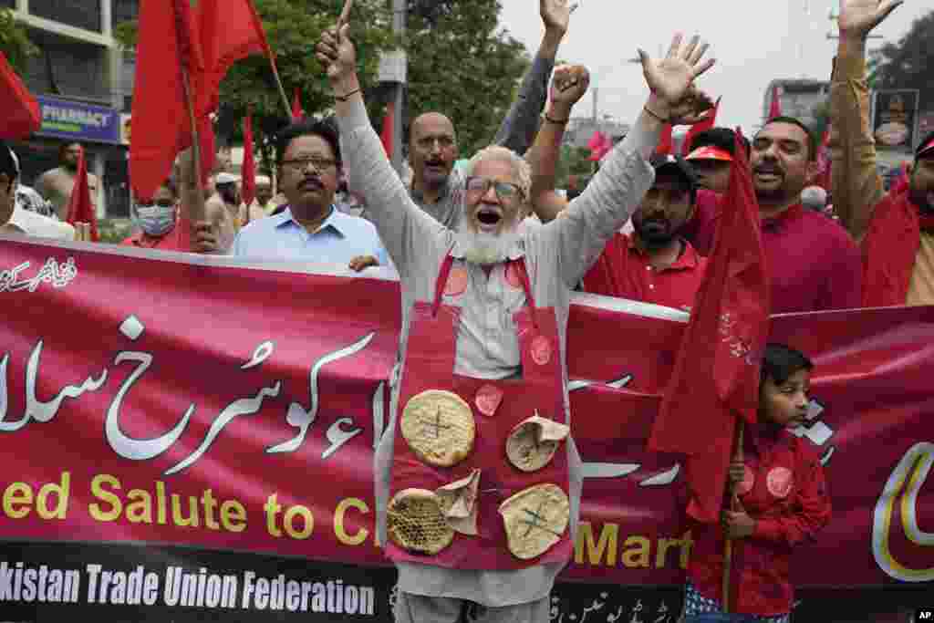 Activistas paquistaneses manifestam durante um protesto do Primeiro de Maio em Lahore. 1 de maio, 2023