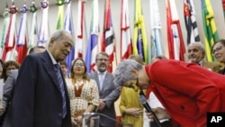 Eneá de Stutz e Almeida, right, president of the Amnesty Commission, bows as she apologizes in Brasilia, Brazil, July 25, 2024.