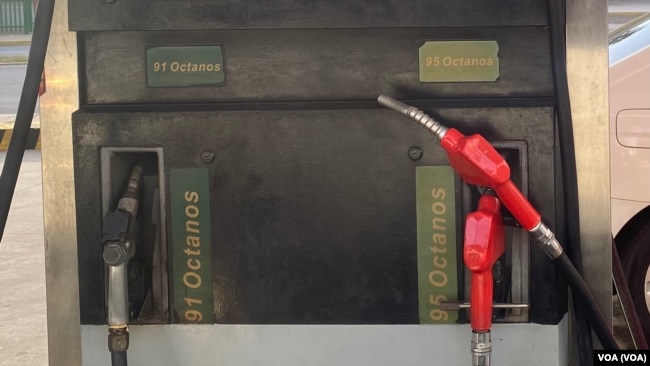 Fotografía de detalle de un surtidor de gasolina en una estación de servicio de Maracaibo, Venezuela, el miércoles 18 de junio de 2024.