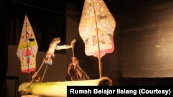 Wayang Kali -- Den Hasan sedang mendongeng tentang kodok yang enggan memanggil hujan. (Foto: Courtesy/Rumah Belajar Ilalang)