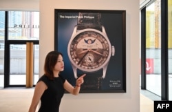 Poster arloji Patek Philippe Ref 96 Quantieme Lune, yang pernah dimiliki oleh Aisin-Gioro Puyi, kaisar terakhir dinasti Qing China, dipajang di rumah lelang Phillips di Hong Kong, 23 Mei 2023.(Peter PARKS / AFP)