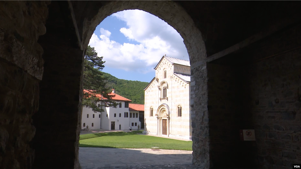 Kisha Ortodokse Serbe konfirmon regjistrimin e pronës së Manastirit të Deçanit
