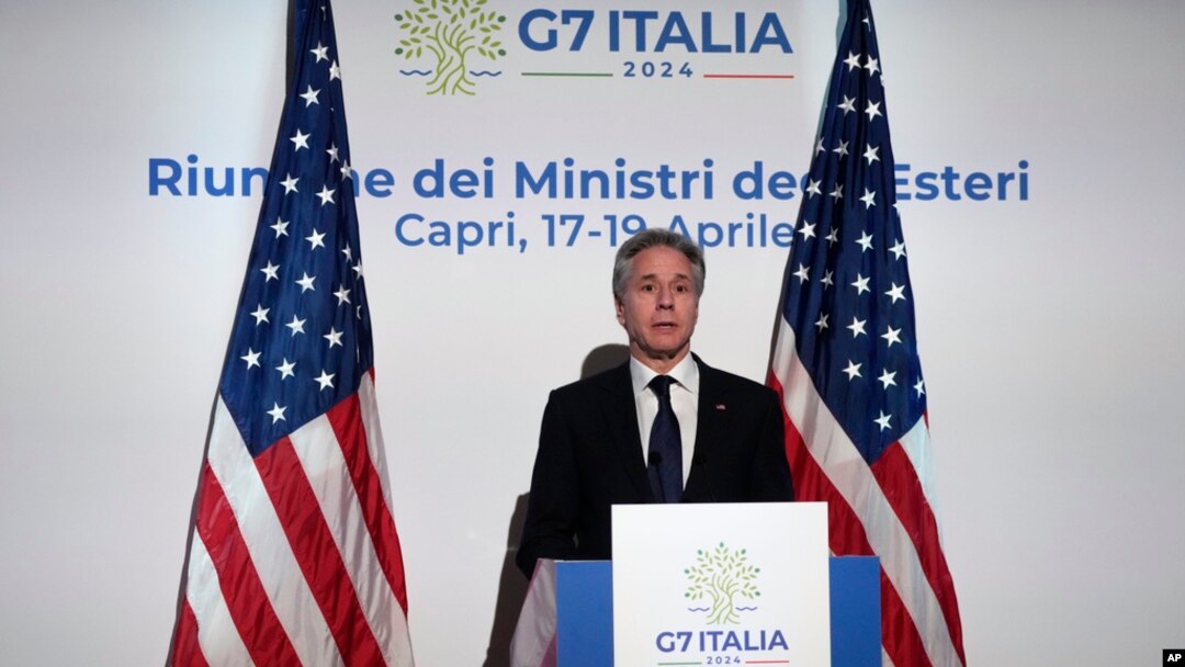 Menteri Luar Negeri AS Antony Blinken berbicara kepada media saat konferensi pers pada pertemuan Menteri Luar Negeri G7 di Pulau Capri, Italia, Jumat 19 April 2024.