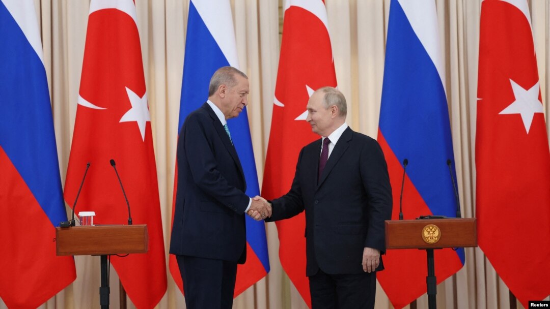 Cumhurbaşkanı Recep Tayyip Erdoğan ve Rusya Cumhurbaşkanı Vladimir Putin görüşme sonrası kameraların karşısına geçerek ortak basın toplantısı düzenledi.