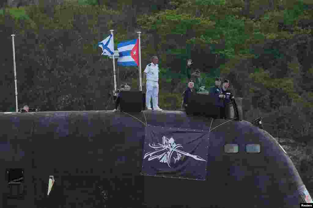 Los miembros de la tripulación del submarino ruso de misiles de crucero de propulsión nuclear entran en la bahía de La Habana, Cuba, el 12 de junio de 2024.