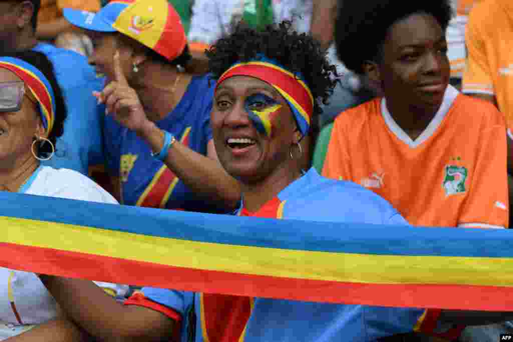 Une supportrice portant les couleurs du drapeau de la République démocratique du Congo regarde avant la cérémonie d&#39;ouverture de la Coupe d&#39;Afrique des Nations (CAN) 2024 au stade olympique Alassane Ouattara à Ebimpe, Abidjan, le 13 janvier 2024.