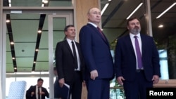 14일 블라디미르 푸틴 러시아 대통령이 모스크바 솔네크노고르스크 지역에서 열린 '영웅의 시간' 프로젝트 참가자들과의 회의에 앞서 세네즈 경영 워크숍을 방문하고 있다.
