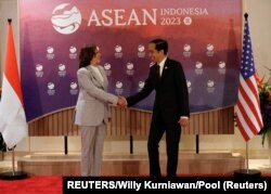 Wakil Presiden AS Kamala Harris berjabat tangan dengan Presiden Joko Widodo saat pertemuan bilateral, di sela-sela KTT ASEAN ke-43, di Jakarta, 6 September 2023. (Foto: REUTERS/Willy Kurniawan/Pool)