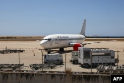 Sebuah pesawat dari UR Airlines milik Irak di landasan Bandara Internasional Rafic Hariri di Beirut, 29 Juli 2024. Maskapai penerbangan menangguhkan penerbangan ke Lebanon karena ketegangan yang meningkat pasca serangan di Dataran Tinggi Golan. (Anwar AMRO / AFP)