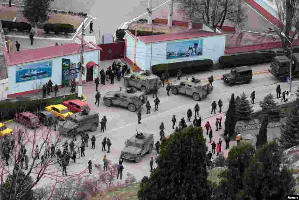 Soldados y vehículos sin identificación rodean una base de la guardia fronteriza de Crimea en Balaclava el 1 de marzo. El mismo día, el primer ministro prorruso de Crimea hizo un llamamiento al Kremlin para que brindara &ldquo;asistencia para garantizar la paz y la tranquilidad&quot;.