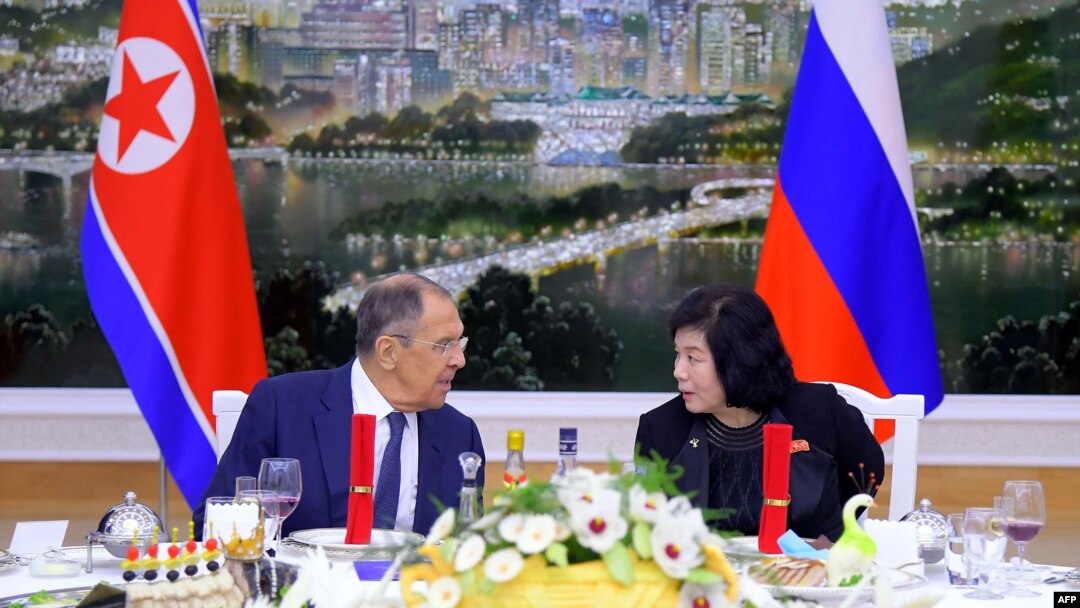 Menteri Luar Negeri Rusia Sergei Lavrov (kiri) mengobrol dengan Menteri Luar Negeri Korea Utara Choe Son Hui pada jamuan selamat datang di Pyongyang. (Foto: KCNA via KNS/AFP)