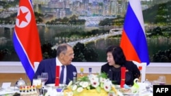 Bức ảnh chụp ngày 18/10/2023 và được Thông tấn xã Trung ương Triều Tiên (KCNA) công bố ngày 19/10: Ngoại trưởng Nga Sergei Lavrov (trái) trò chuyện với Ngoại trưởng Triều Tiên Choe Son Hui tại tiệc chào mừng ở Bình Nhưỡng. (Ảnh của KCNA VIA KNS/AFP)