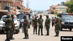 지난해 6월 미사 참여자들을 상대로 총격이 벌어진 나이지리아 온도주 성프란시스 성당 인근에서 군 장병들이 경비하고 있다. (자료사진)