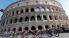 Para pebalap sepeda melewati Colosseum kuno pada tahap akhir lomba balap sepeda Giro d&#39;Italia di Roma, Italia. (Reuters)&nbsp;