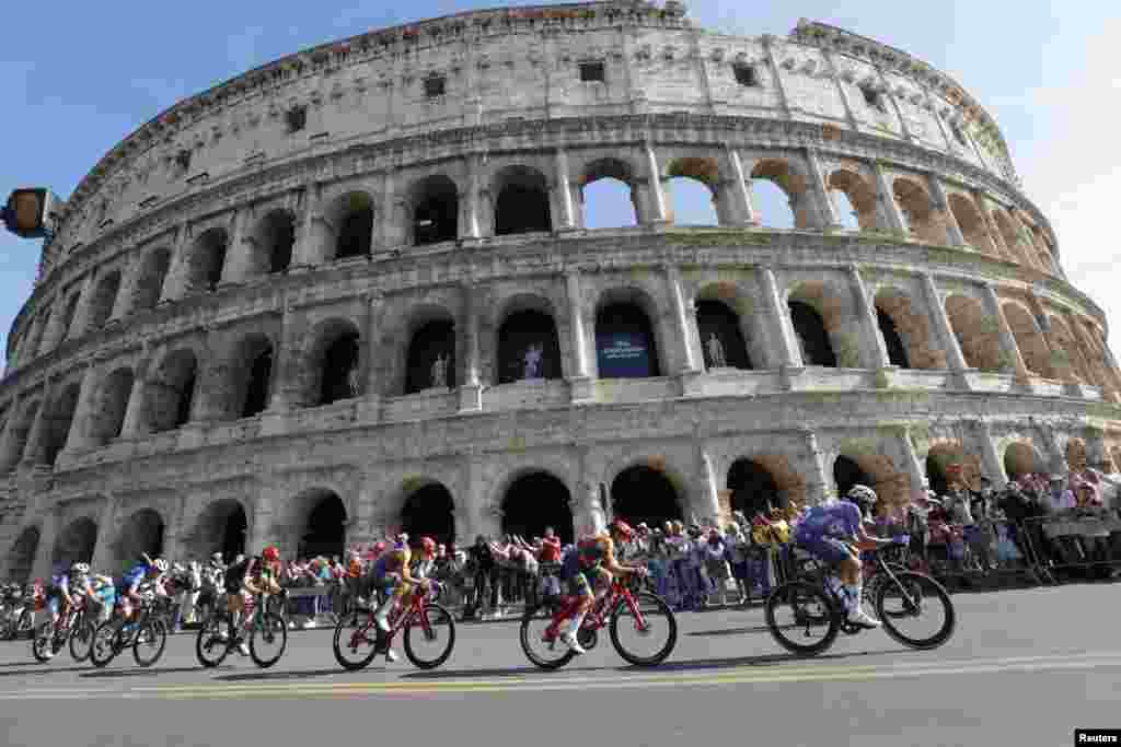 Cyclists ride past the ancient Colosseum during the final stage of the Giro d&#39;Italia cycling race in Rome, Italy.
