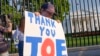 Hugh Kieve, de 10 años,&nbsp; sostiene un cartel frente a la Casa Blanca con la frase &quot;Gracias, Joe&quot; mientras él y su familia salen a mostrar su apoyo al presidente Joe Biden.