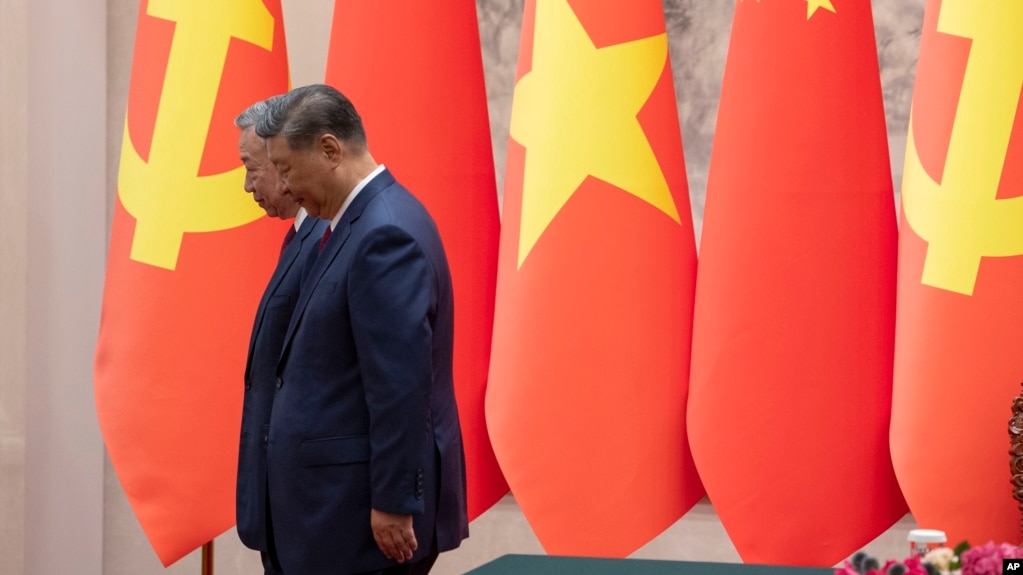中国领导人习近平与越共总书记苏林在北京人大会堂出席签字仪式。(2024年8月19日)
