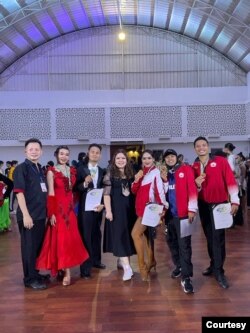 Foto-foto pelatih dan para atlet dansa yang bernaung di bawah Erwan & Yulia DanceSport Studio. (Foto: koleksi pribadi/Evelyn Phanjaya)