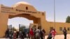 2023 年 4 月 27 日，在埃及和苏丹之间的国际边界线上，为逃离冲突从苏丹撤离后，撤离人员携带行李通过 Argeen 陆路口岸进入埃及。