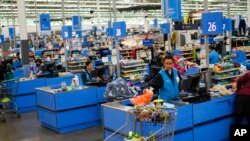 Suasana di Walmart Supercenter, North Bergen, New Jersey, Kamis, 9 Februari 2023.(AP/Eduardo Munoz Alvarez)