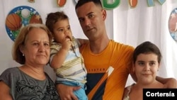 Liset Fonseca, junto a su hijo Roberto Pérez Fonseca, condenado a 10 años de cárcel por participar de las protestas del 11 de julio de 2021 en la provincia de Mayabeque, Cuba. Foto: cortesía.