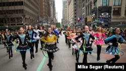 ARCHIVO - Las jóvenes de la Asociación Irlandesa de Danza y Música de América bailan durante el desfile anual del Día de San Patricio en la Quinta Avenida de Manhattan, Nueva York, EEUU, 17 de marzo de 2023.