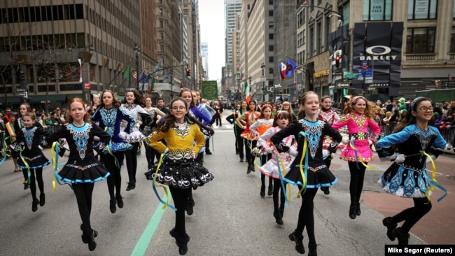 ARCHIVO - Las jóvenes de la Asociación Irlandesa de Danza y Música de América bailan durante el desfile anual del Día de San Patricio en la Quinta Avenida de Manhattan, Nueva York, EEUU, 17 de marzo de 2023.