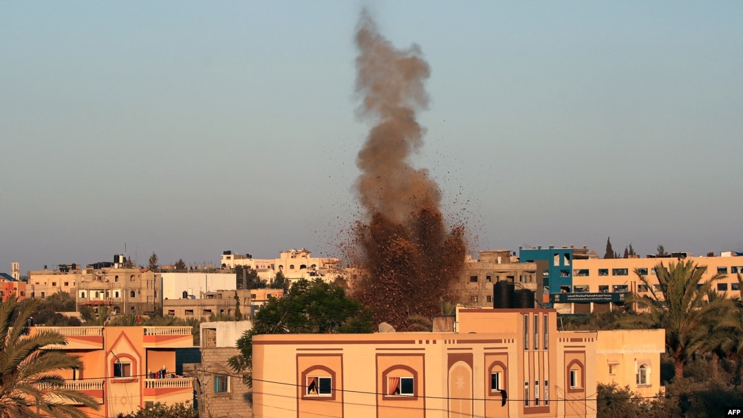 Asap dan debu membubung setelah Israel menyerang al-Zawayda di tengah Jalur Gaza, Kamis, 8 Agustus 2024 di tengah konflik antara Israel dan kelompok Hamas Palestina. (Foto: Eyad Baba/AFP)
