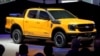 2023年4月18日的上海国际车展上，福特公司展出的一辆黄色皮卡“游侠”，吸引中国参观者。（路透社）