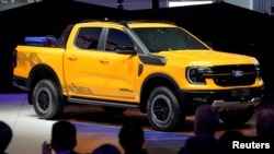 2023年4月18日的上海国际车展上，福特公司展出的一辆黄色皮卡“游侠”，吸引中国参观者。（路透社）