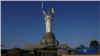 حذف نماد شوروی از تمثال شهری «مادر اوکراین» در کی‌یف