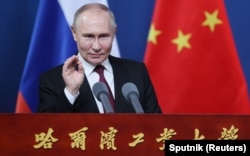 俄罗斯总统普京在参观中国哈尔滨工业大学时讲话。（2024年5月17日）