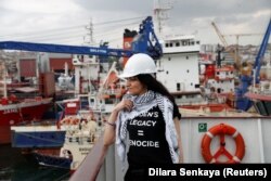 Huwaida Arraf, seorang aktivis pro-Palestina, berfoto di atas kapal Akdeniz, salah satu kapal dalam armada yang berencana mengirimkan bantuan ke Gaza dari Turki, di Istanbul, Turki pada 18 April 2024. (Foto: REUTERS/Dilara Senkaya)