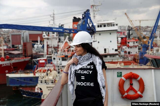 Huwaida Arraf, seorang aktivis pro-Palestina, berfoto di atas kapal Akdeniz, salah satu kapal dalam armada yang berencana mengirimkan bantuan ke Gaza dari Turki, di Istanbul, Turki pada 18 April 2024. (Foto: REUTERS/Dilara Senkaya)