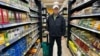 Halim Khoiri, mahasiswa Indonesia di Washington, D.C. tengah berbelanja di supermarket Halal Depot di negara bagian Virginia (dok: VOA)
