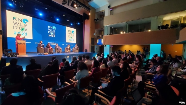 Expertos de Latinoamérica participan esta semana en Washington en un foro que analiza el impacto de la educación y el conocimiento en las apuestas de desarrollo de los países y en la promoción de empleos de calidad y mejor remunerados. [Foto: Tomás Guevara, VOA]