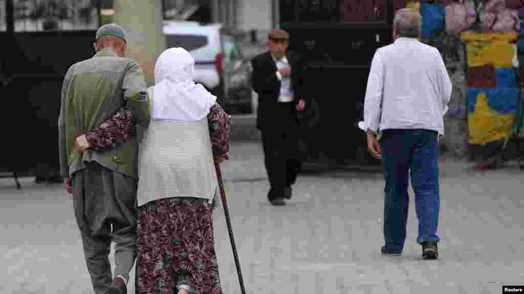 یک زوج سالخورده پس از رای&zwnj;دادن، شعبه اخذ رای در دیاربکر را ترک می&zwnj;کنند&nbsp;(یکشنبه ۷ خرداد ۱۴۰۲) 