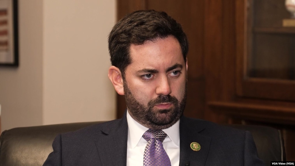 资料照片:共和党众议员劳勒2023年接受美国之音采访。他是《远程访问安全法案》的发起人。 