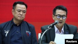 Bhumjaithai Party leader Anutin Charnvirakul (L) and Pheu Thai Party leader Chonlanan Srikaew (R) speak during a press conference about forming an alliance between two parties, in Bangkok, Thailand, Aug. 7, 2023. 