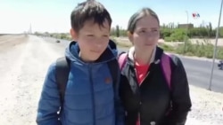Nydia Silva y su hijo de 12 años, Nicolás, llegaron este jueves hasta una puerta del muro fronterizo