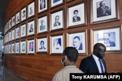 Delegasi berjalan melewati pajangan potret mantan Organisasi Persatuan Afrika (OAU), saat ini Uni Afrika, di markas besar Uni Afrika di Addis Ababa pada 19 Februari 2023. (Foto: AFP/Tony KARUMBA)