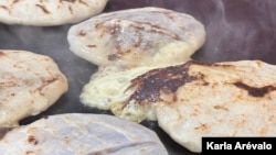 Las pupusas, platillo típico de El Salvador. [Fotografía Karla Arévalo /VOA]