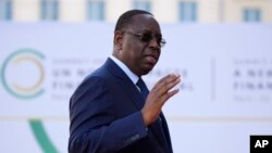 Le Sénégal, que le président Sall s'efforce de mettre sur la voie de l'émergence, fait face à un flot de départs par la mer vers les Canaries, archipel espagnol et porte d'entrée de l'Europe.