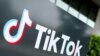 FILE: Logo TikTok di luar kantor pusat perusahaan AS di Culver City, California, AS, 15 September 2020. (REUTERS/Mike Blake)