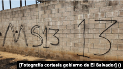 Mensaje alusivo a pandillas en una comunidad al oriente de El Salvador, supuestamente escrito por menores de edad. [Fotografía cortesía gobierno de El Salvador]